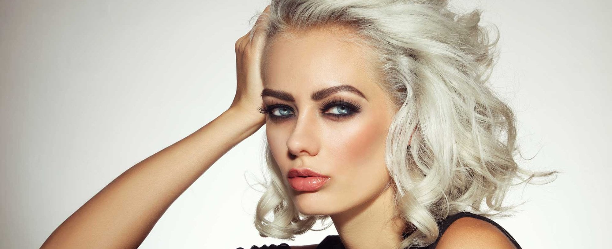Modelo de cabelo curto e platinado