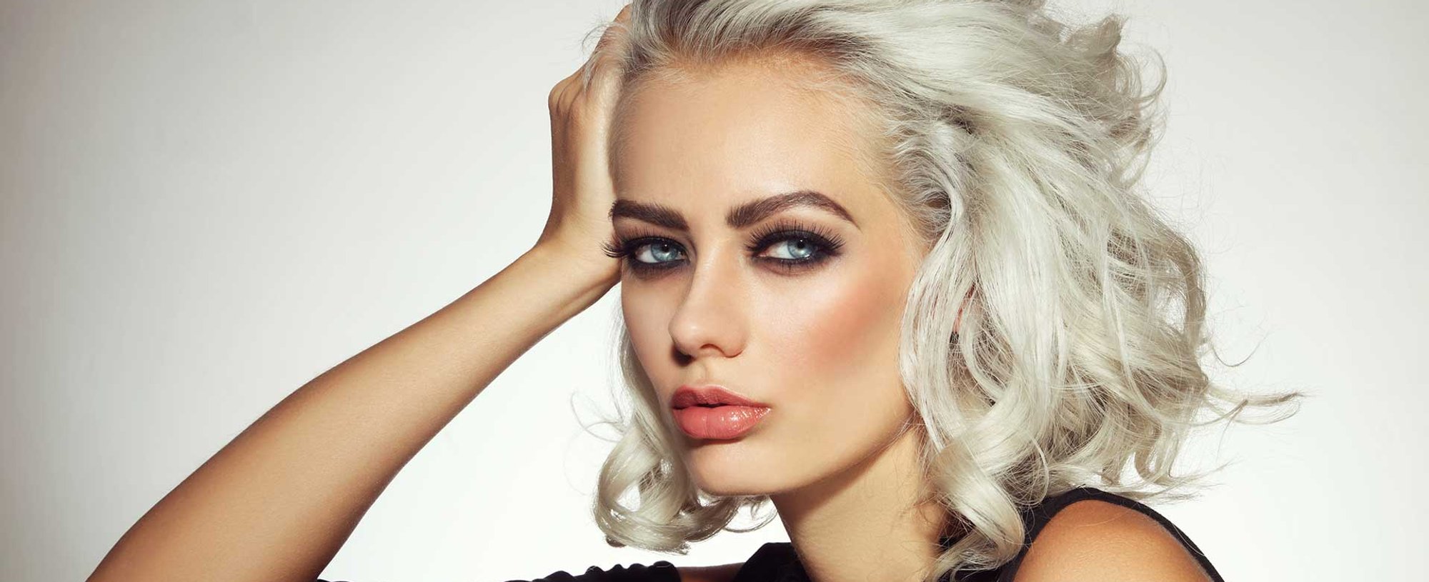 Modelo de cabelo curto e platinado
