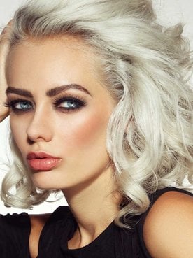 Modelo de cabelo curto e platinado