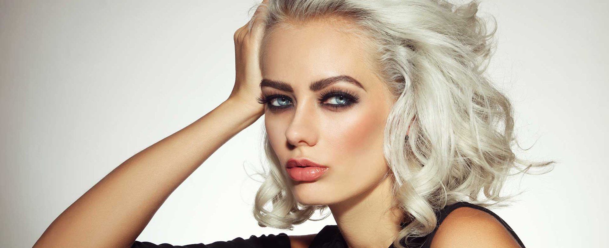 Modelo de cabelo curto e platinado