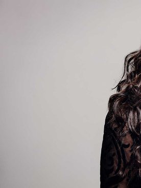 Modelo Morena Com Cabelo Ondulado E Preto