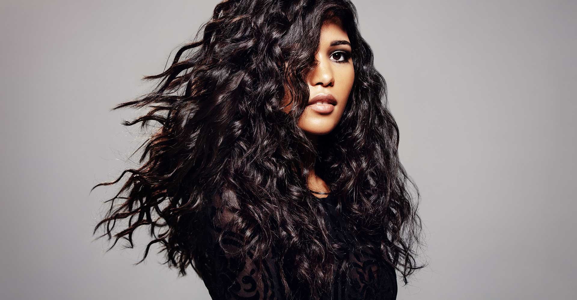 Modelo Morena Com Cabelos Levemente Ondulados