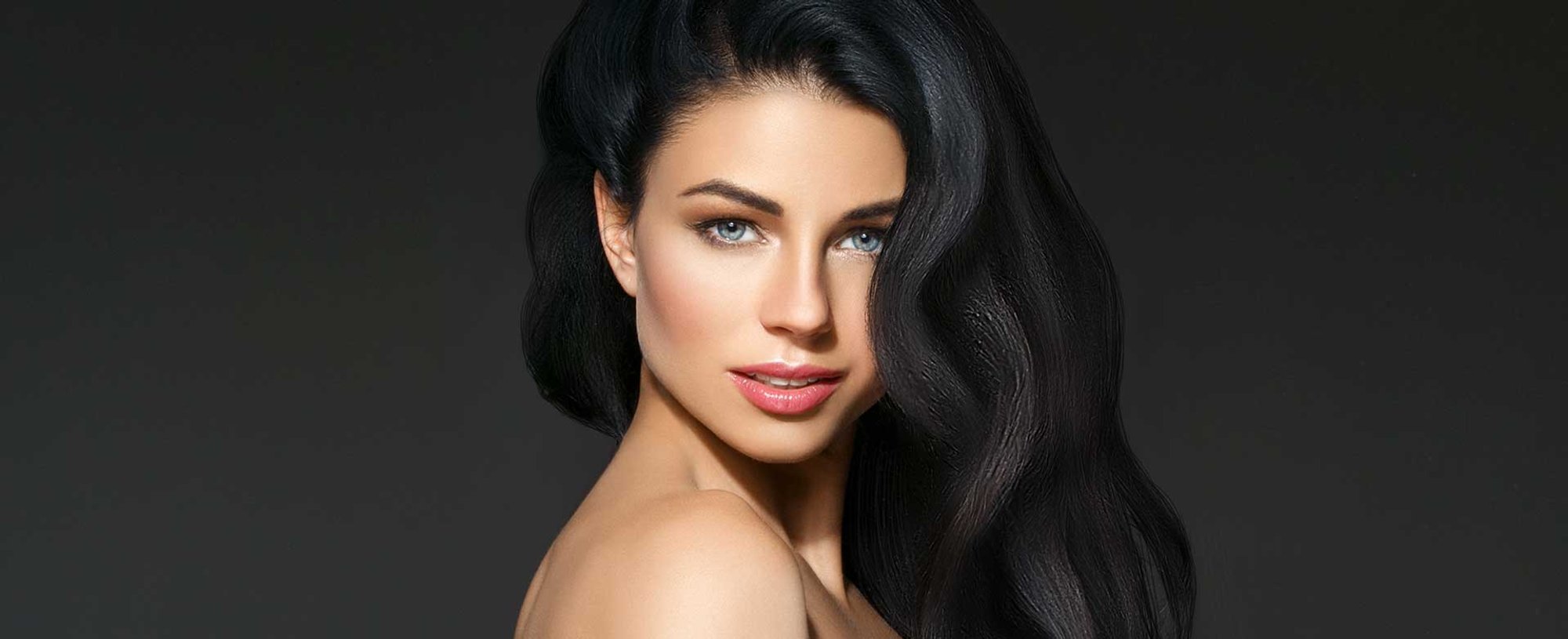 Modelo Com Olhos Azuis E Cabelos Longos E Pretos