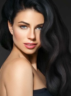 Modelo Com Olhos Azuis E Cabelos Longos E Pretos