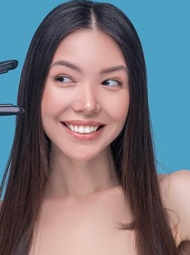 Mulher Passando Chapinha Em Seus Cabelos Castanhos