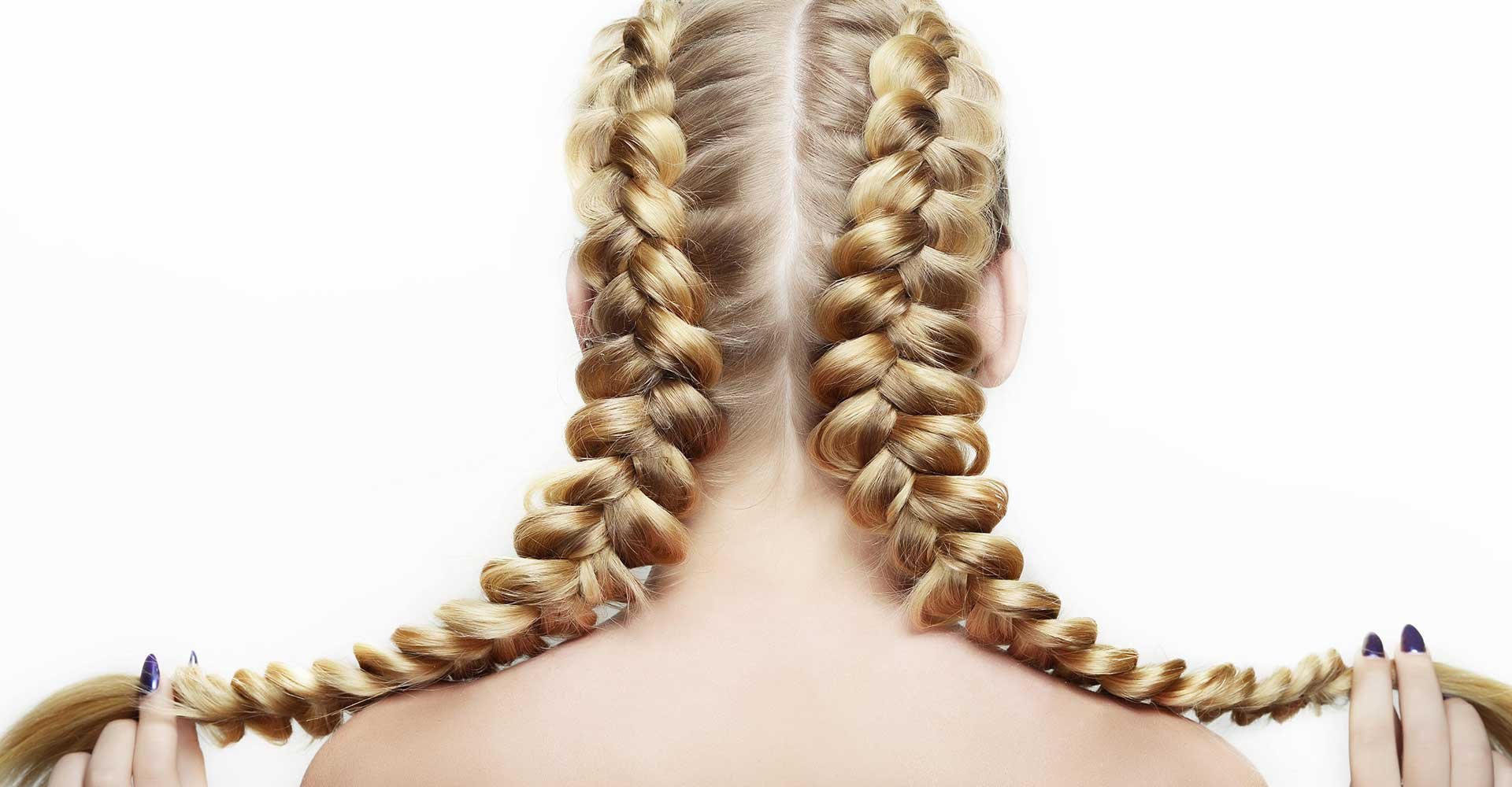 Modelo Loira Com Tranas