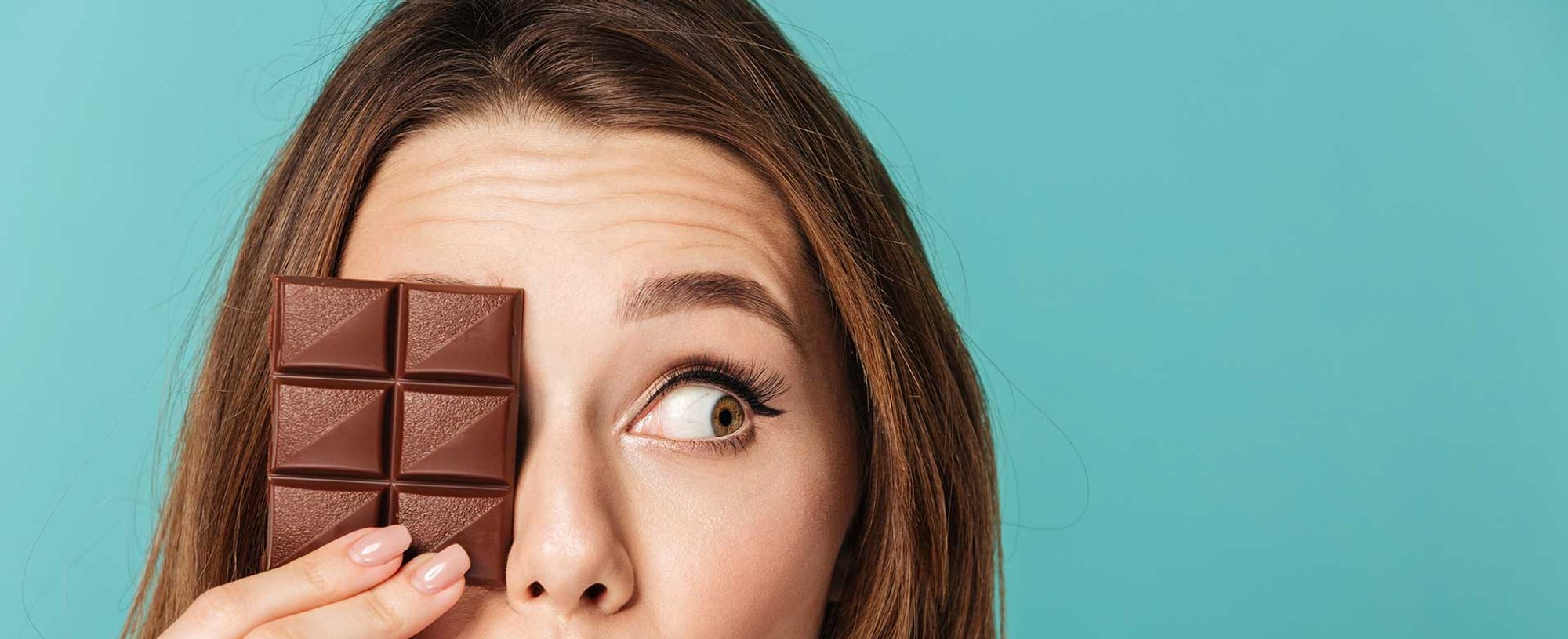 Modelo Segurando Chocolate Perto Dos Olhos