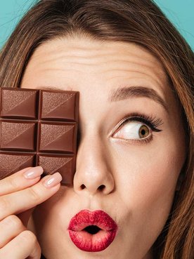 Modelo Segurando Chocolate Perto Dos Olhos