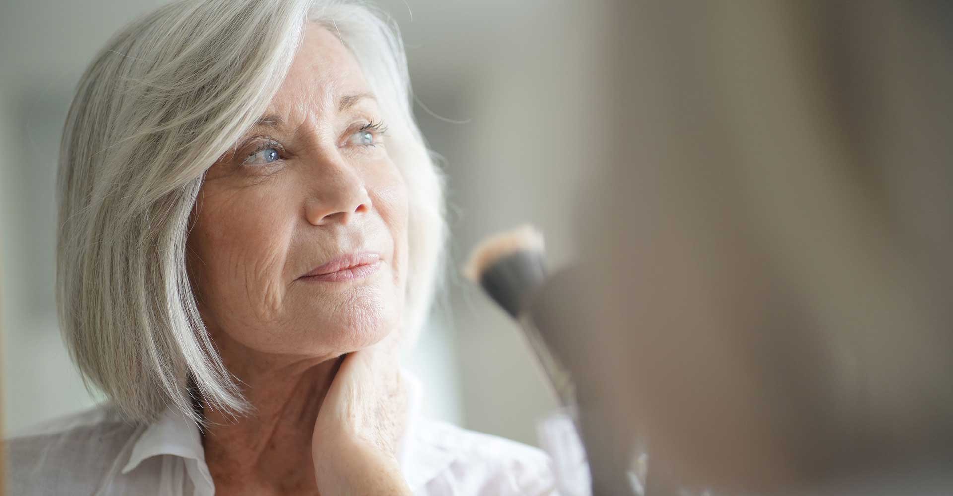Mulher idosa com os cabelos curtos
