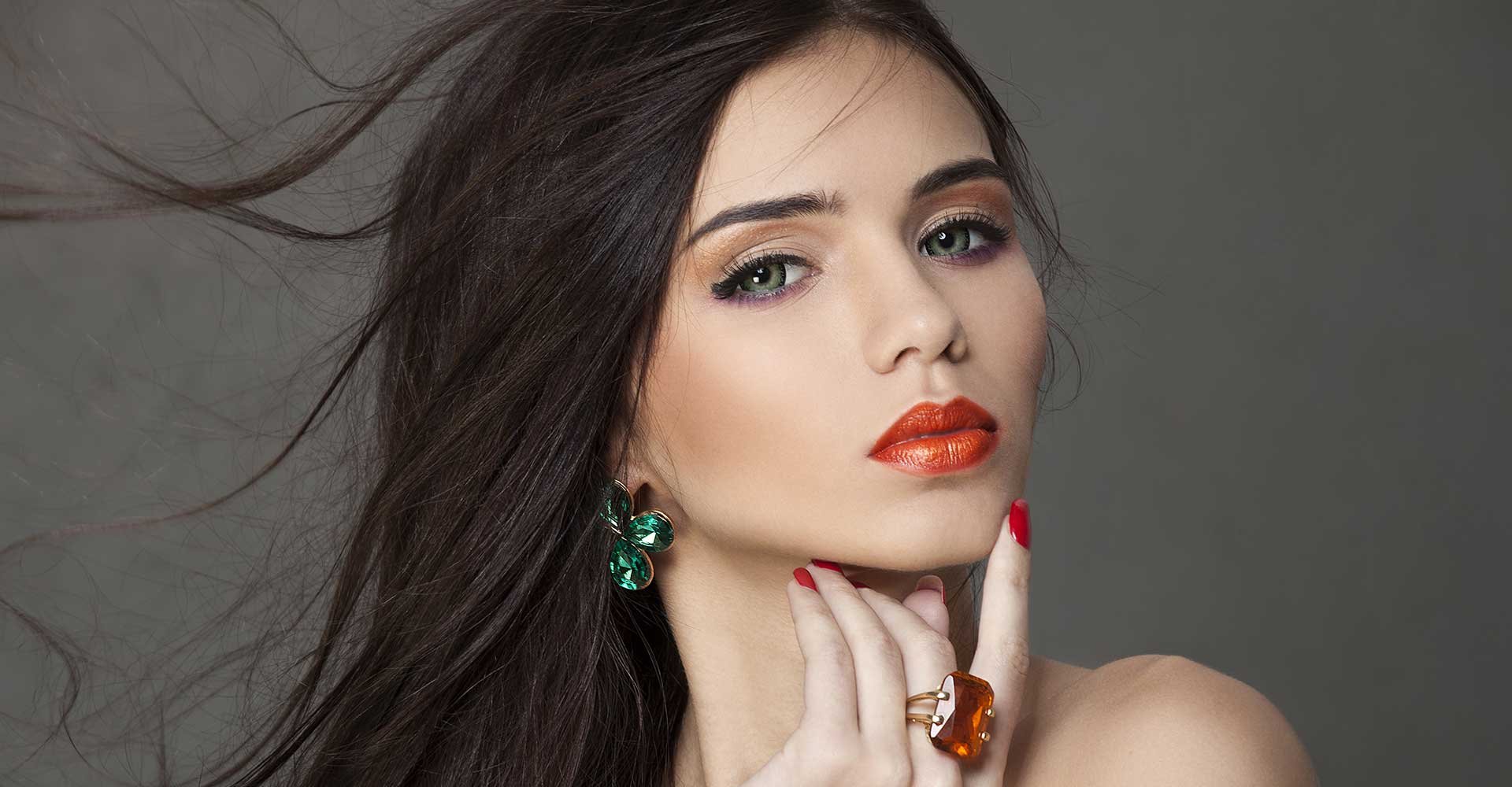 Modelo Com Cabelos Longos Pretos Com Joias Nas Mos