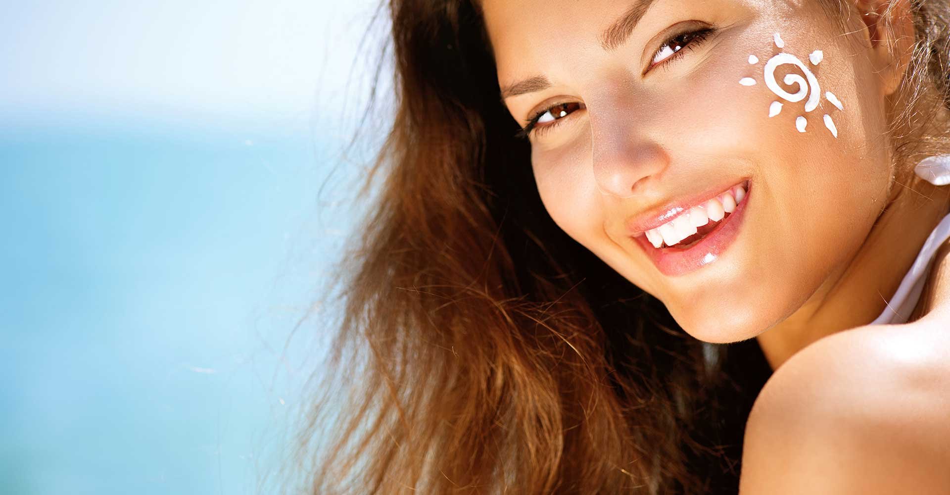 Modelo Asitica Sorrindo Com Um Sol No Rosto