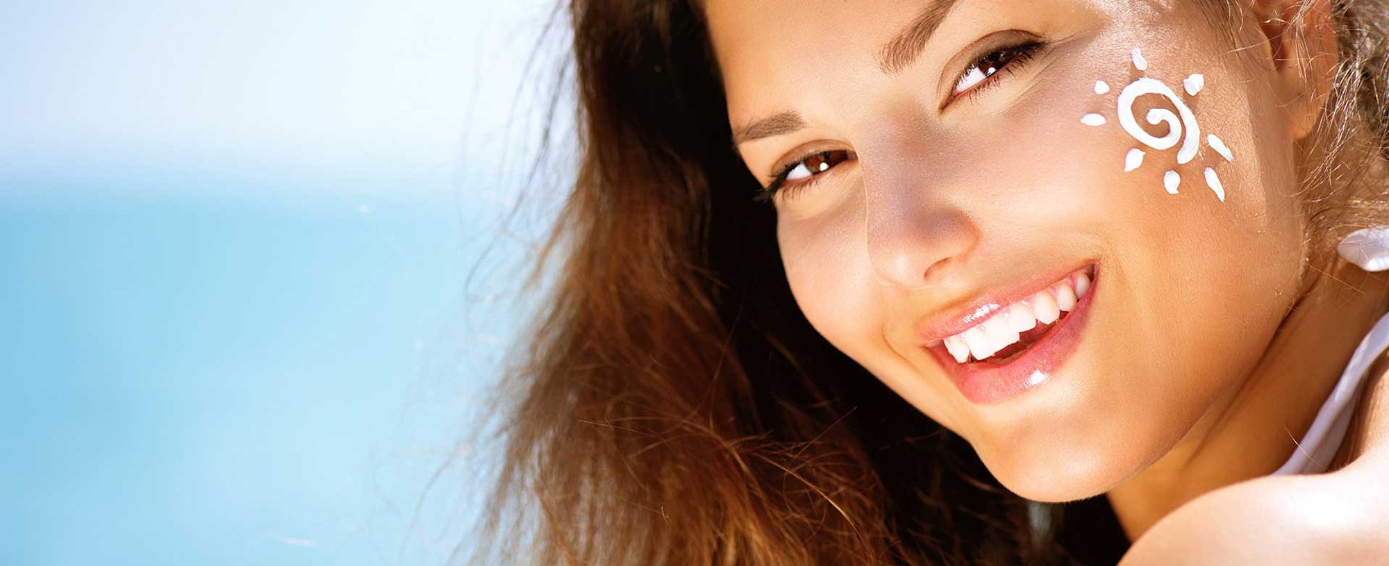 Modelo Asitica Sorrindo Com Um Sol No Rosto