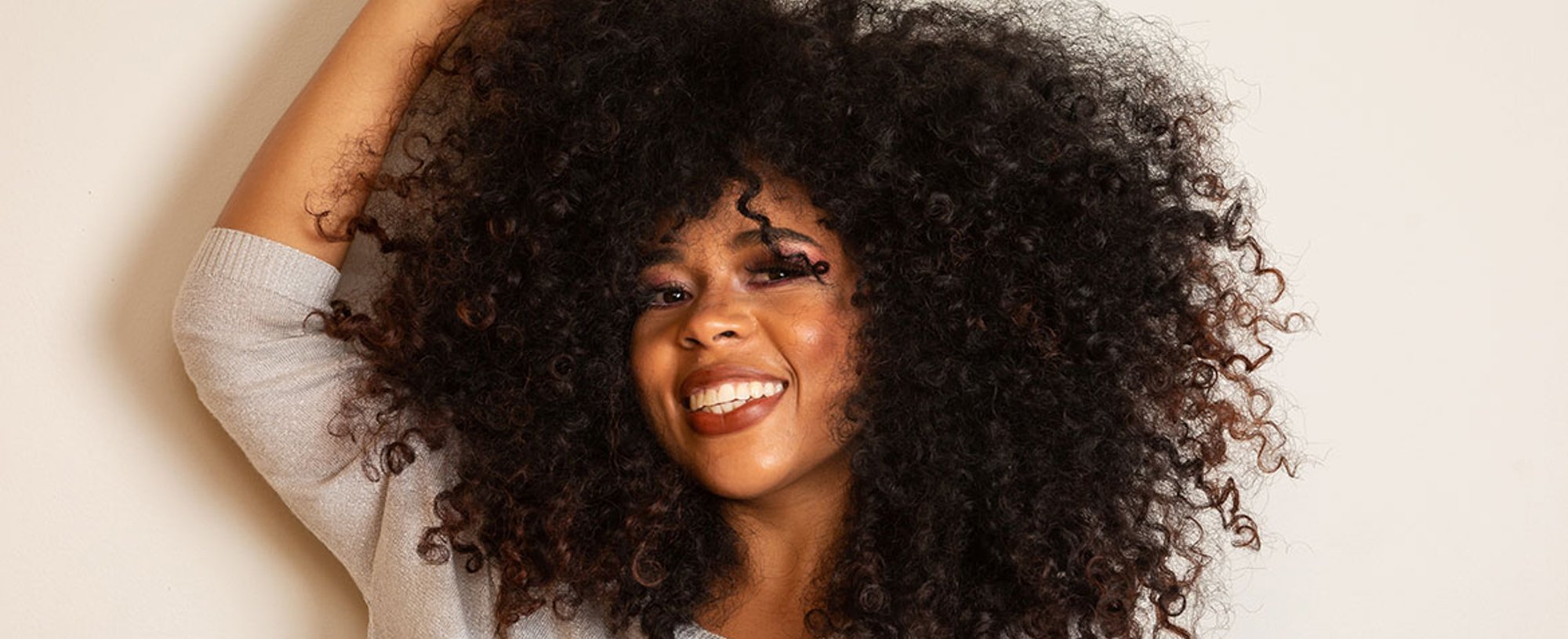Modelo Negra Com Cabelo Cacheado