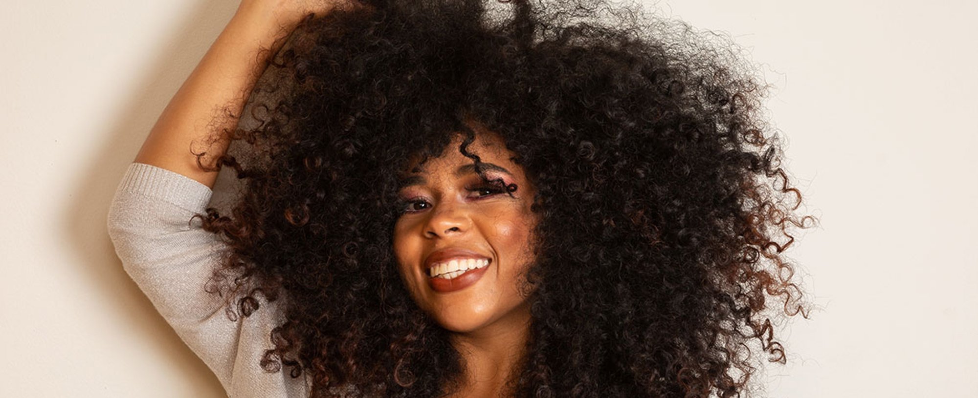Modelo negra com cabelo cacheado