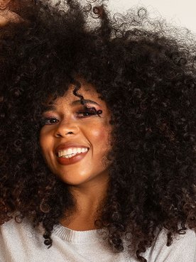Modelo negra com cabelo cacheado