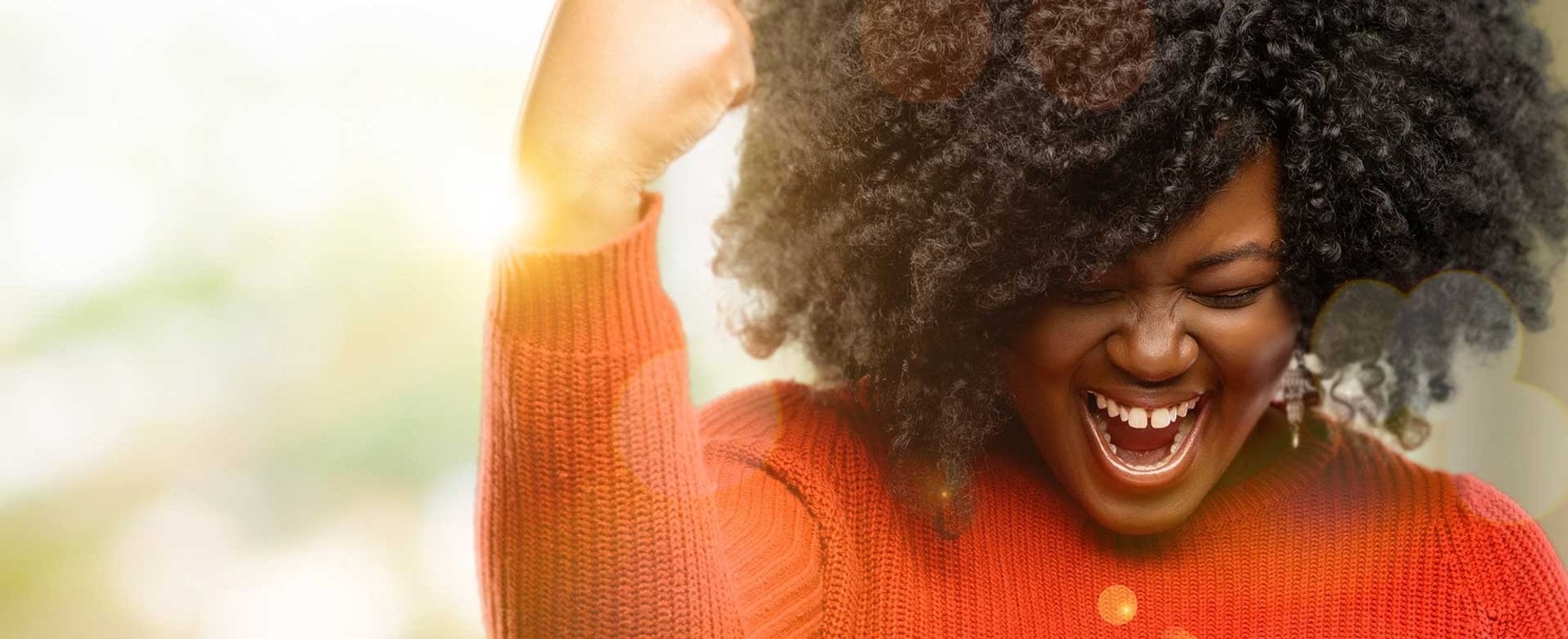 Mulher Negra Com Cabelo Cacheado E Volumoso Comemorando