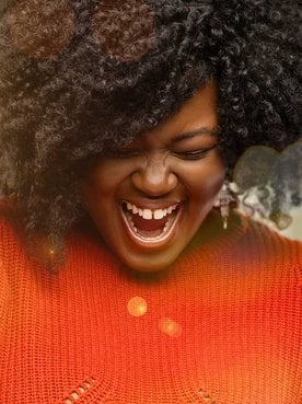Mulher Negra Com Cabelo Cacheado E Volumoso Comemorando
