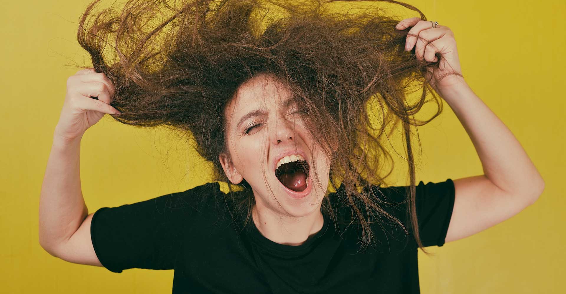 Mulher gritando com cabelos em p