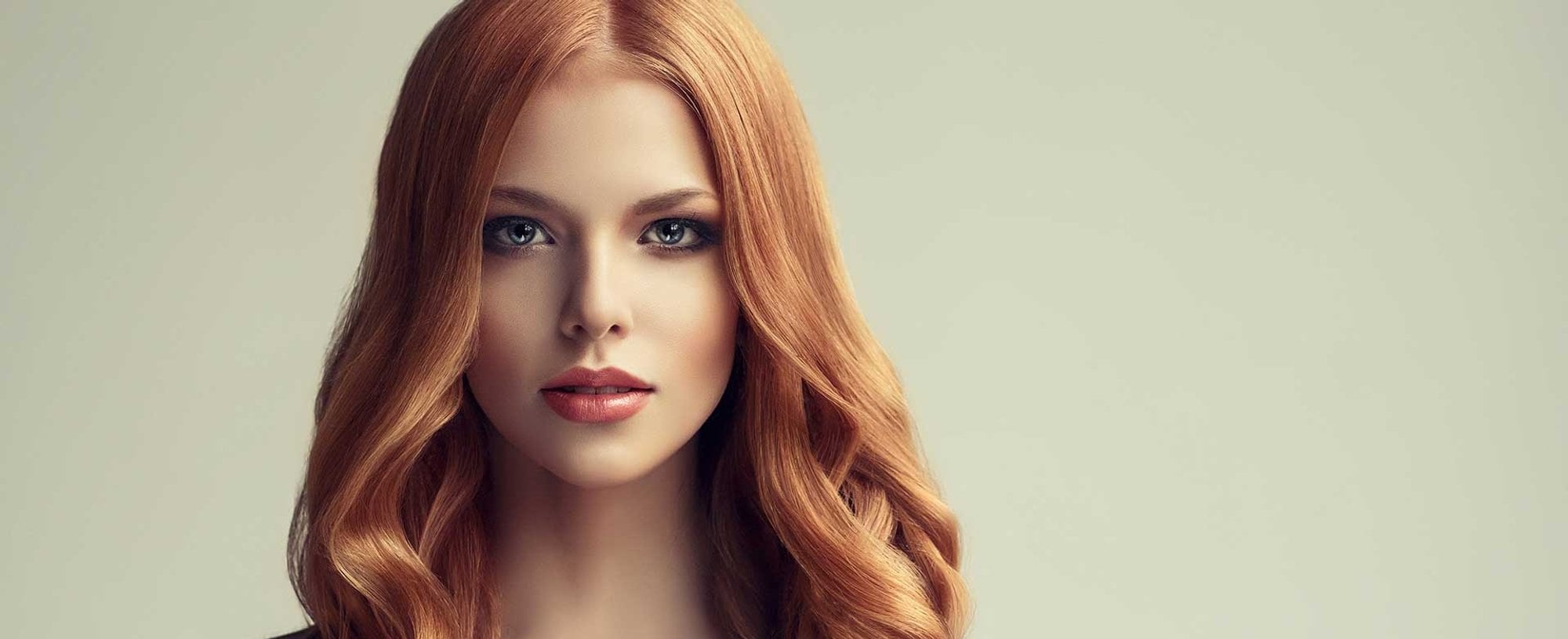 Modelo Ruiva Com Cabelo Levemente Ondulado Nas Pontas