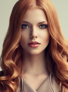 Modelo Ruiva Com Cabelo Levemente Ondulado Nas Pontas