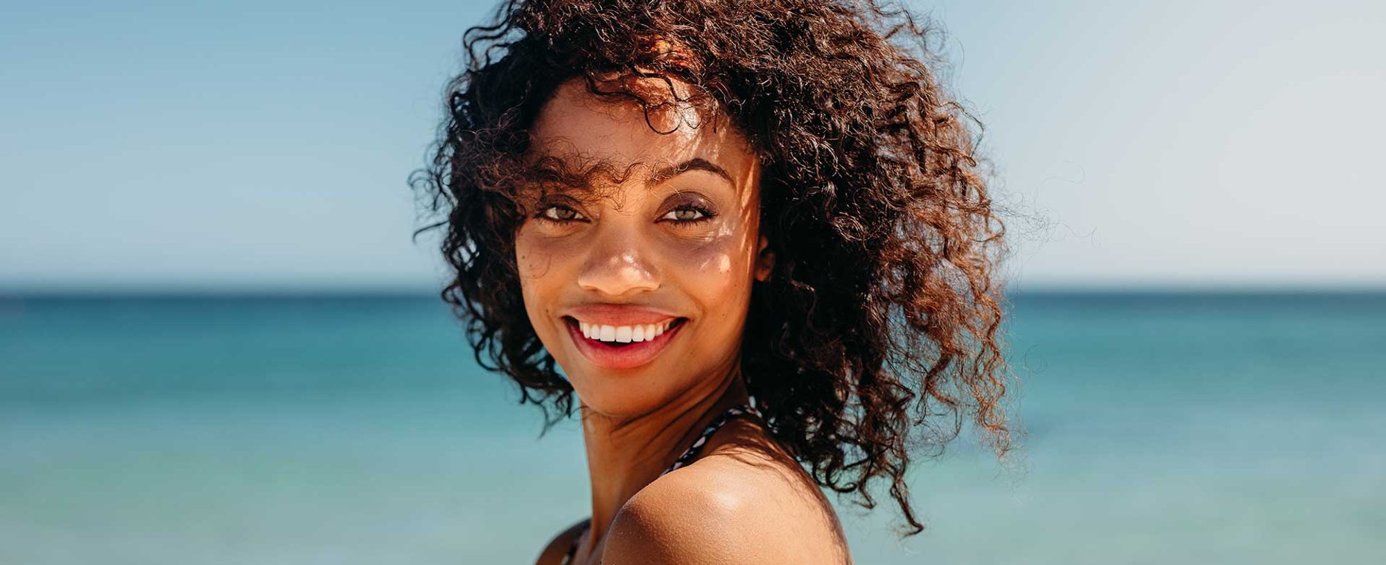 Modelo Morena Na Praia Sorrindo