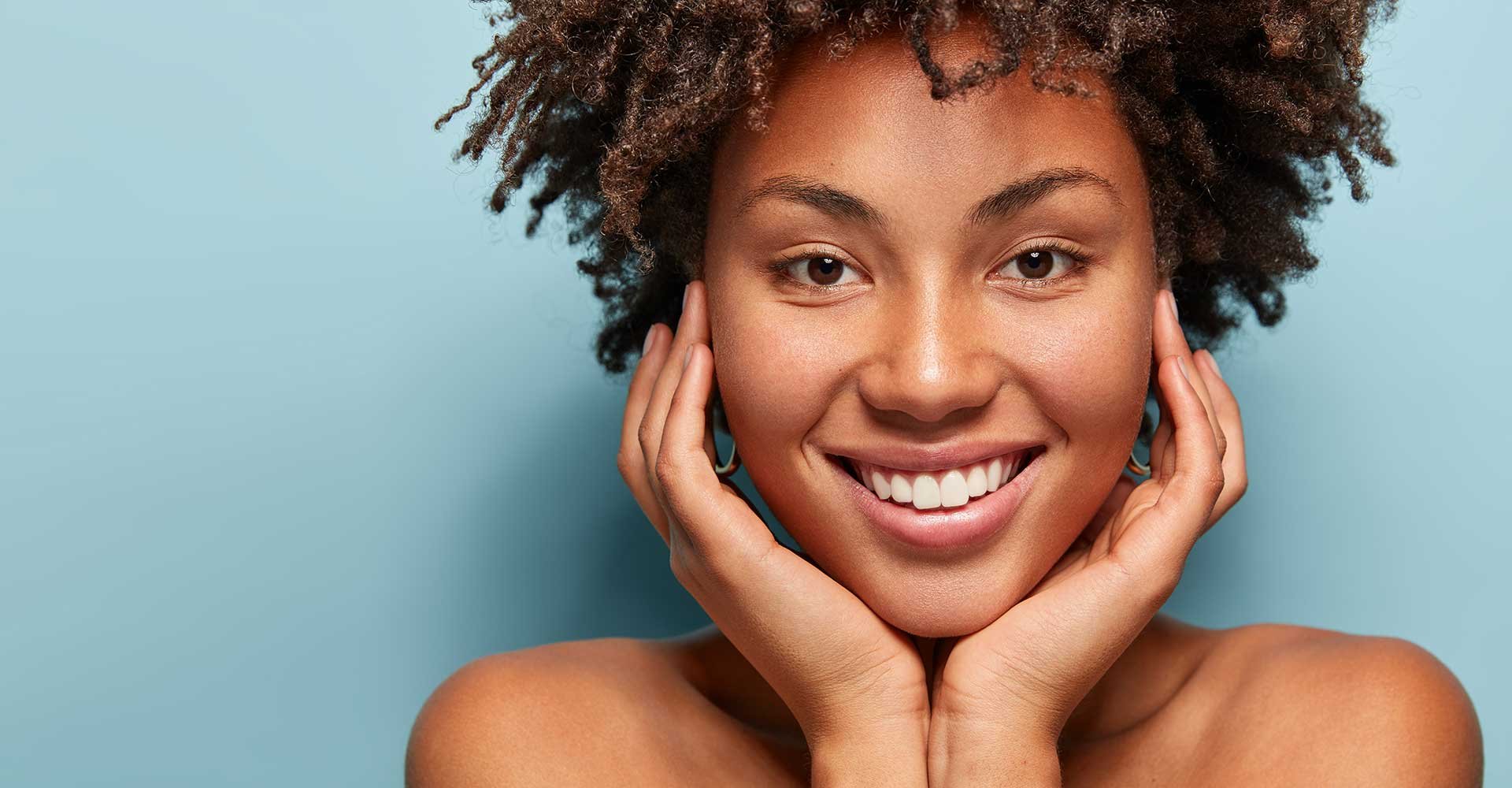 Modelo Morena Com Mos No Rosto