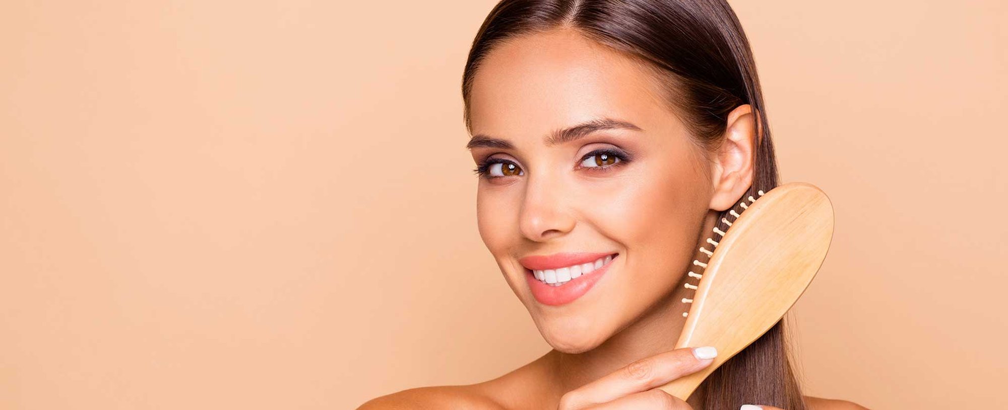 Mulher Sorrindo E Penteando O Seu Cabelo Liso