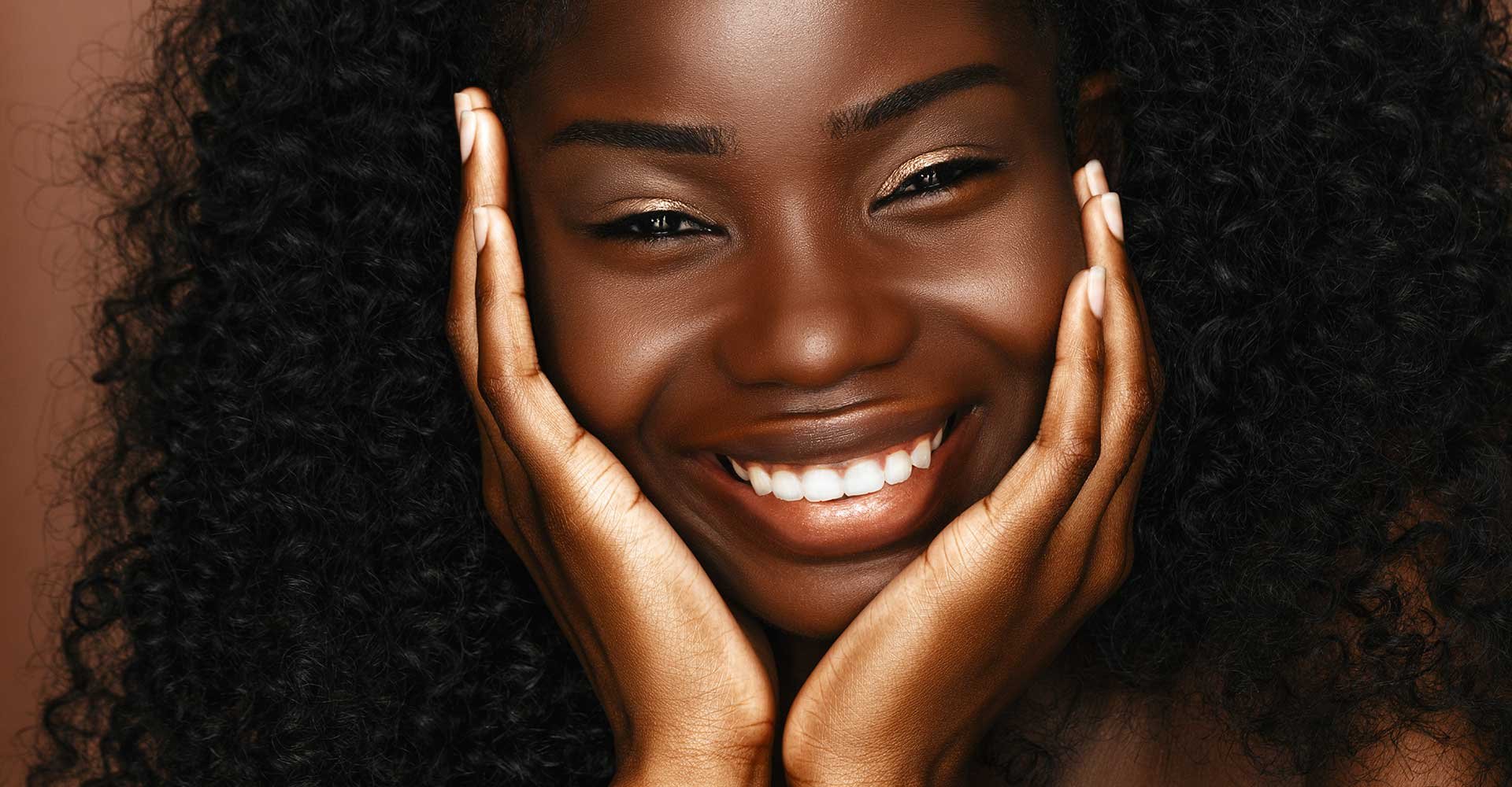 Modelo Negra Cacheada Sorrindo