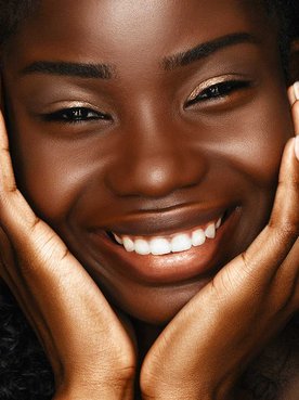 Modelo Negra Cacheada Sorrindo