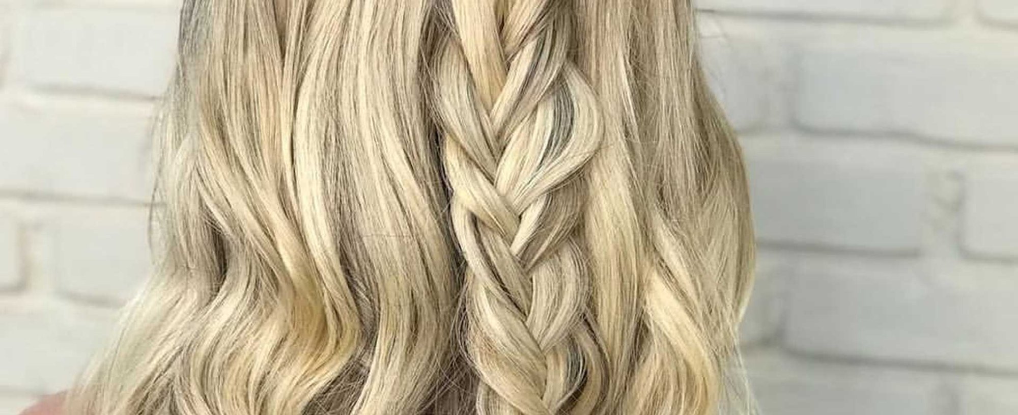 Modelo Loira Com Cabelo Semi Preso Tranado