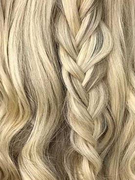 Modelo Loira Com Cabelo Semi Preso Tranado