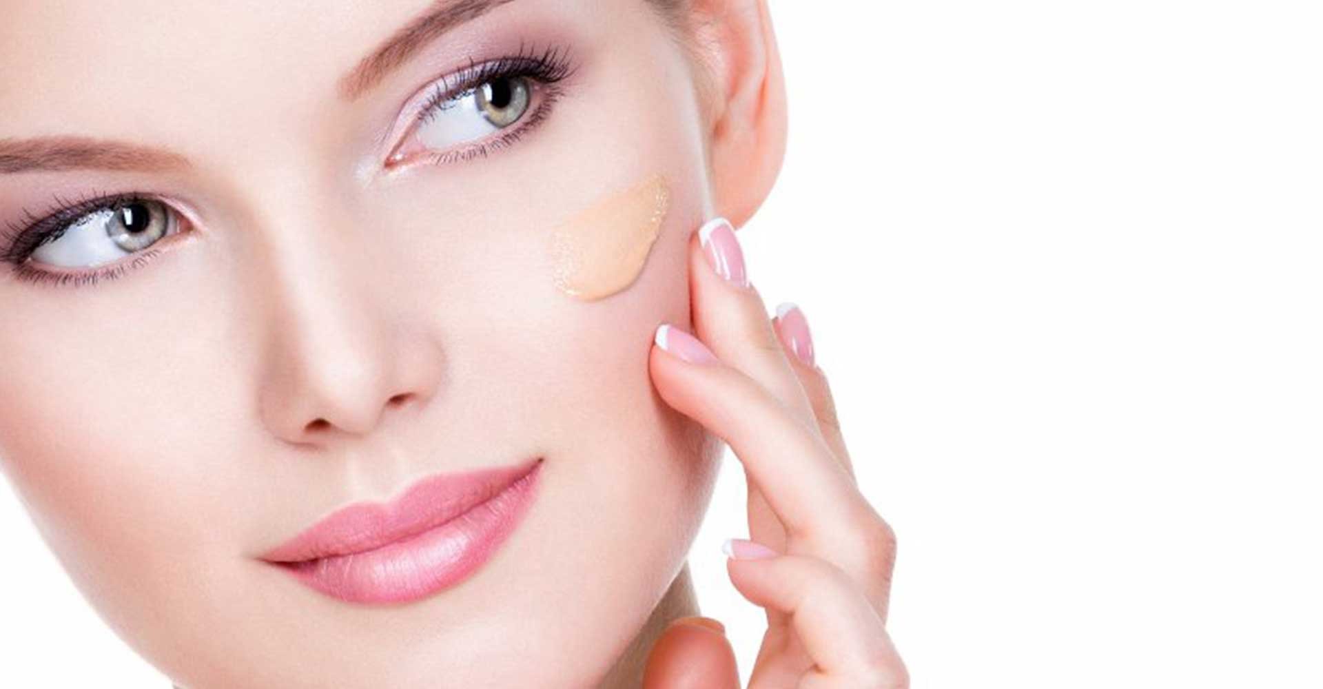 Modelo Passando Protetor Solar