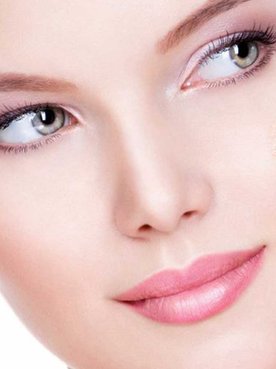 Modelo Passando Protetor Solar