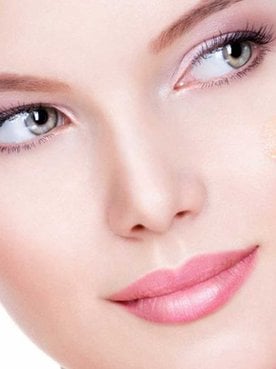 Modelo Passando Protetor Solar