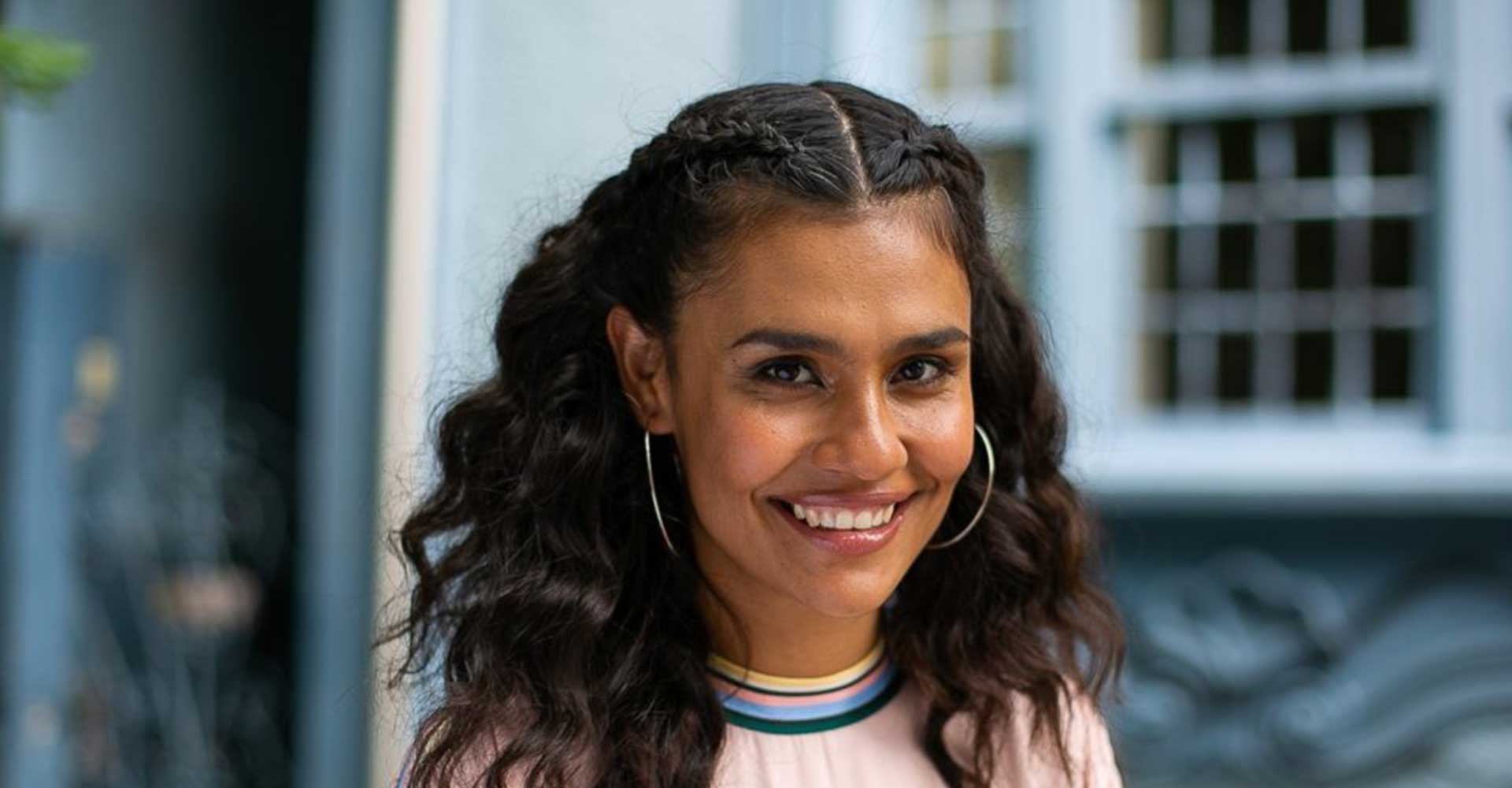 Modelo Sorrindo Com Cabelo Semi Preso Com Trana Embutida