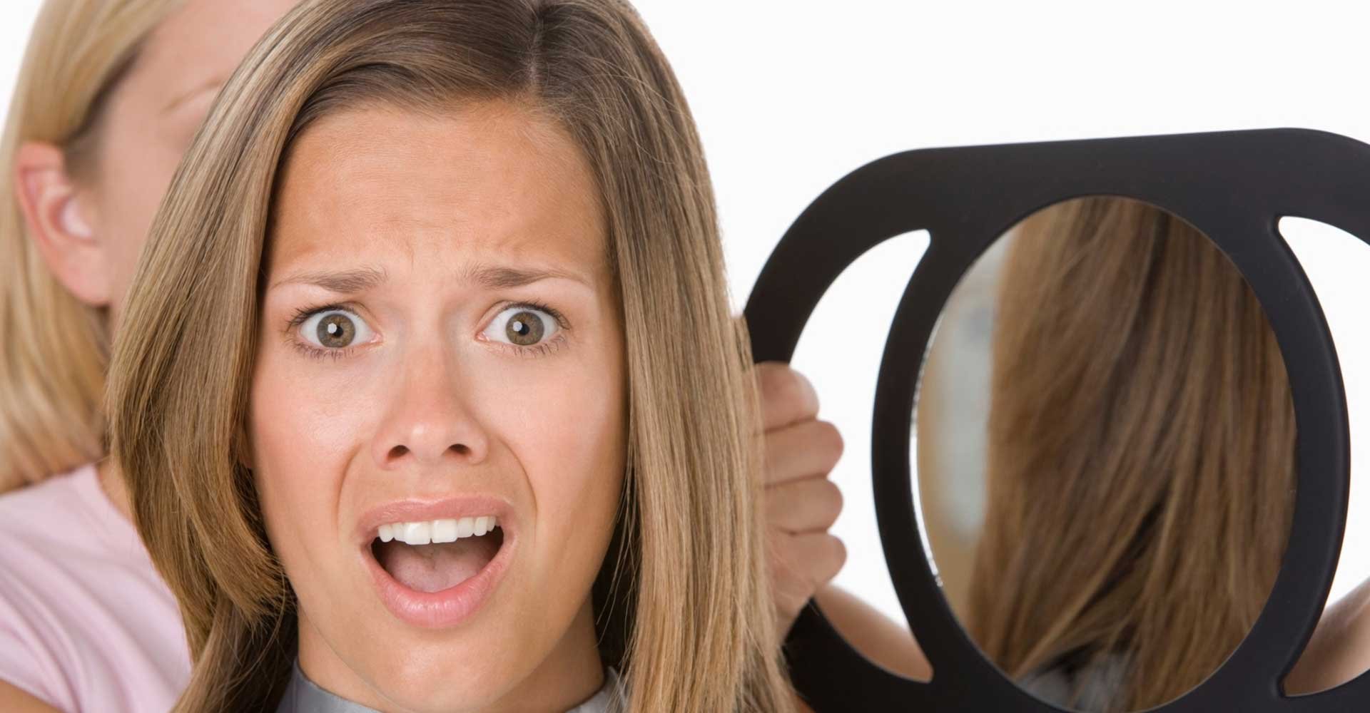 Mulher Espantada Aps Cortar O Cabelo