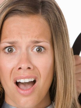 Mulher Espantada Aps Cortar O Cabelo