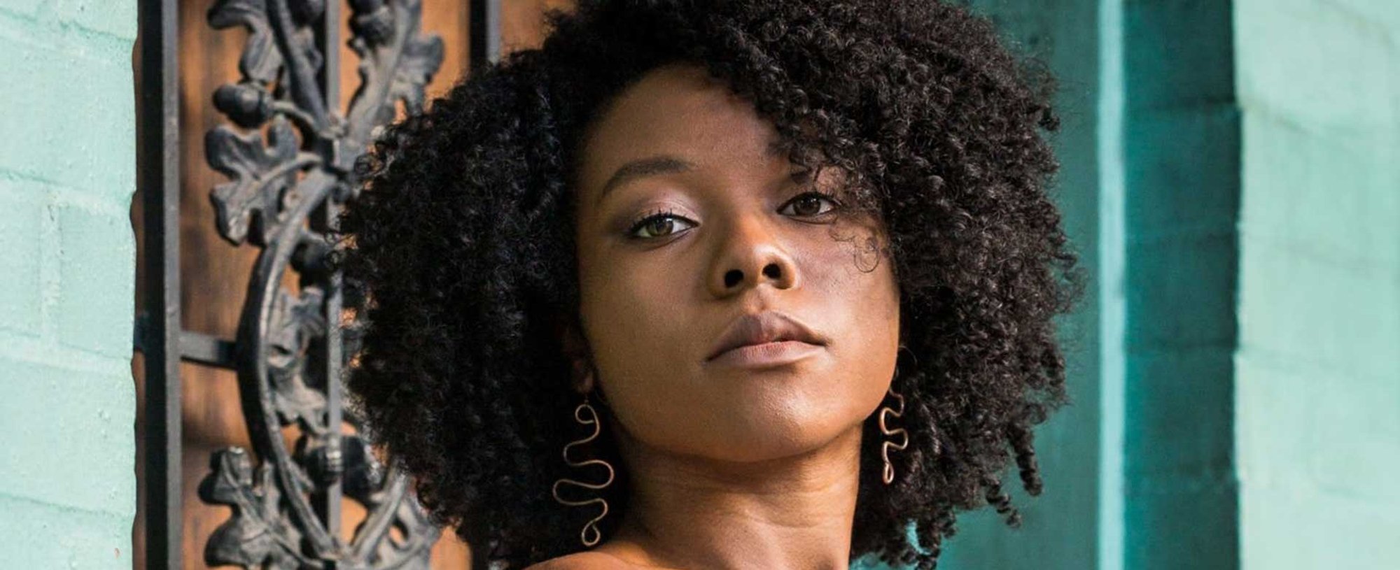 Mulher Negra Com Cabelo Cacheado E Brincos