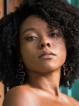 Mulher Negra Com Cabelo Cacheado E Brincos