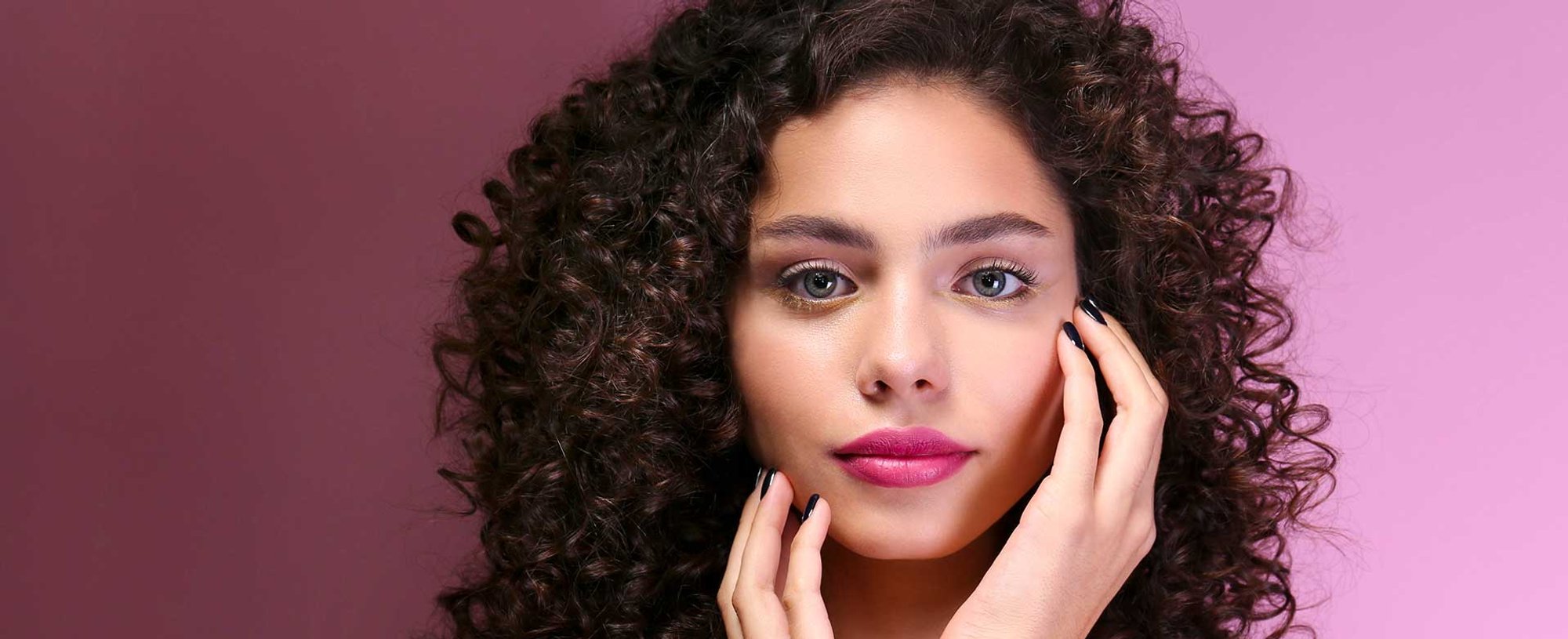 Modelo Com Cabelo Cacheado