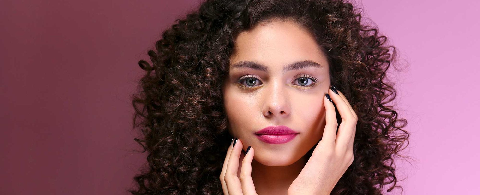 Modelo Com Cabelo Cacheado