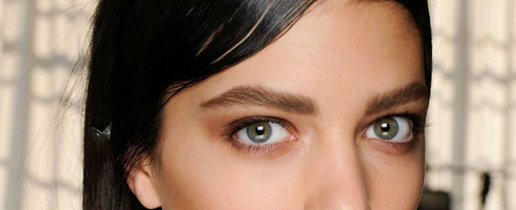 Modelo Com Cabelo E Sobrancelhas Pretas