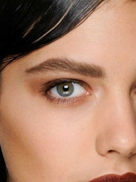 Modelo Com Cabelo E Sobrancelhas Pretas
