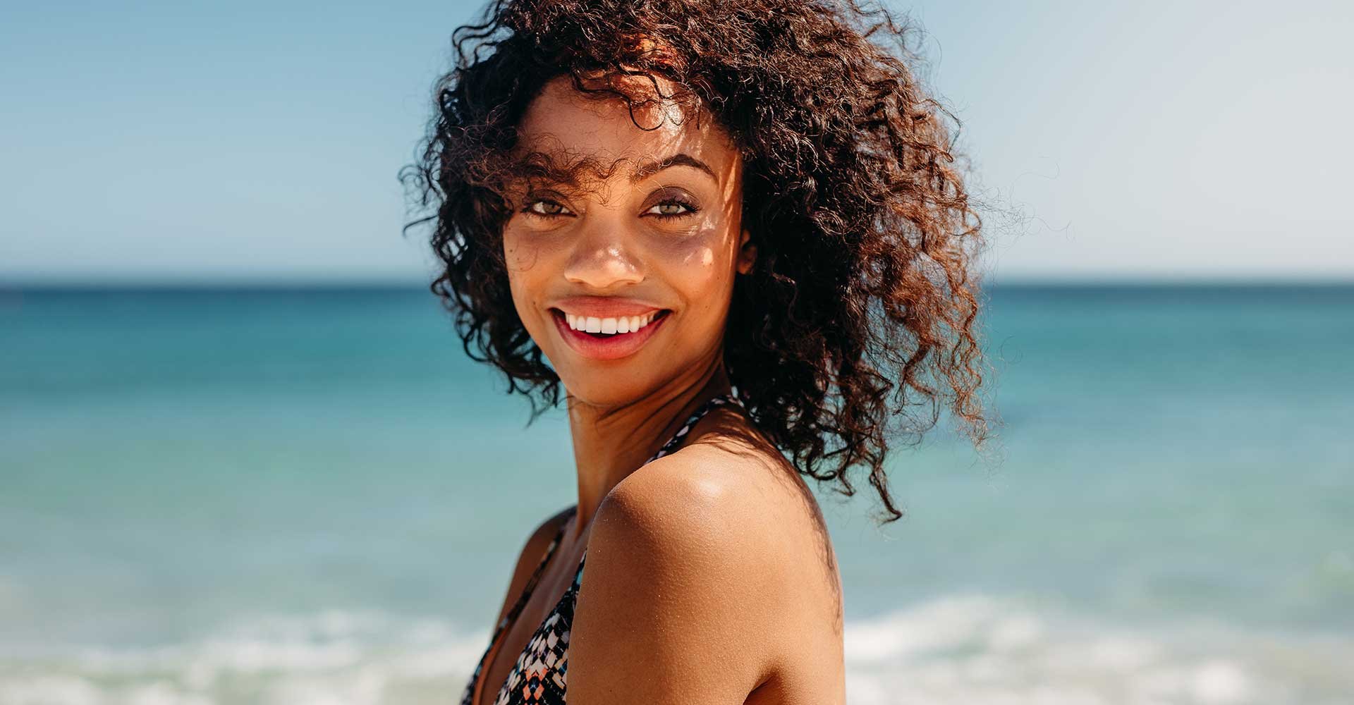 Modelo Morena Na Praia Sorrindo