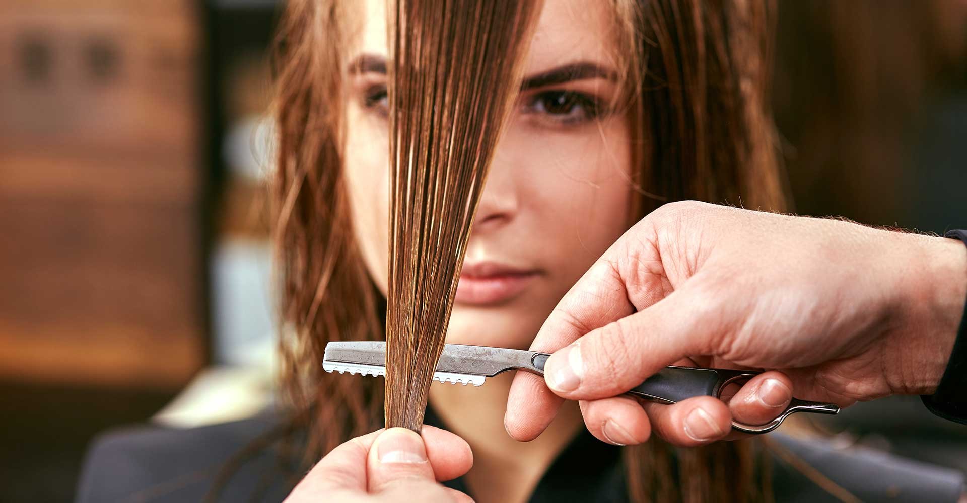 Mulher Cortando O Cabelo