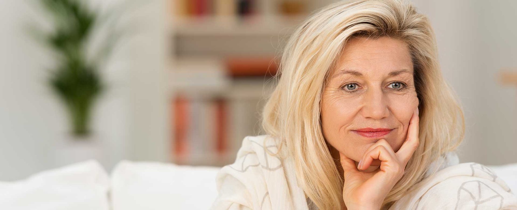 Mulher Idosa Com Cabelo Curto E Loiro