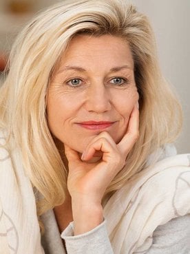 Mulher Idosa Com Cabelo Curto E Loiro
