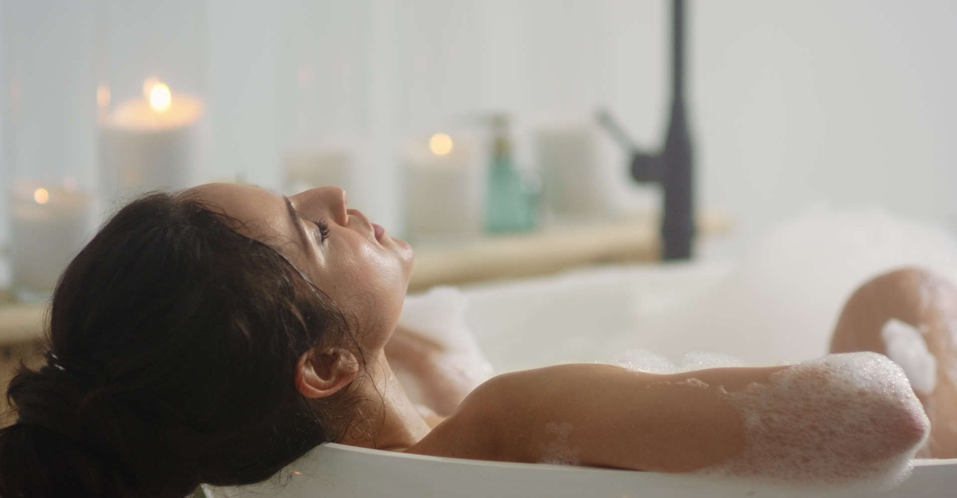 mulher relaxando na banheira