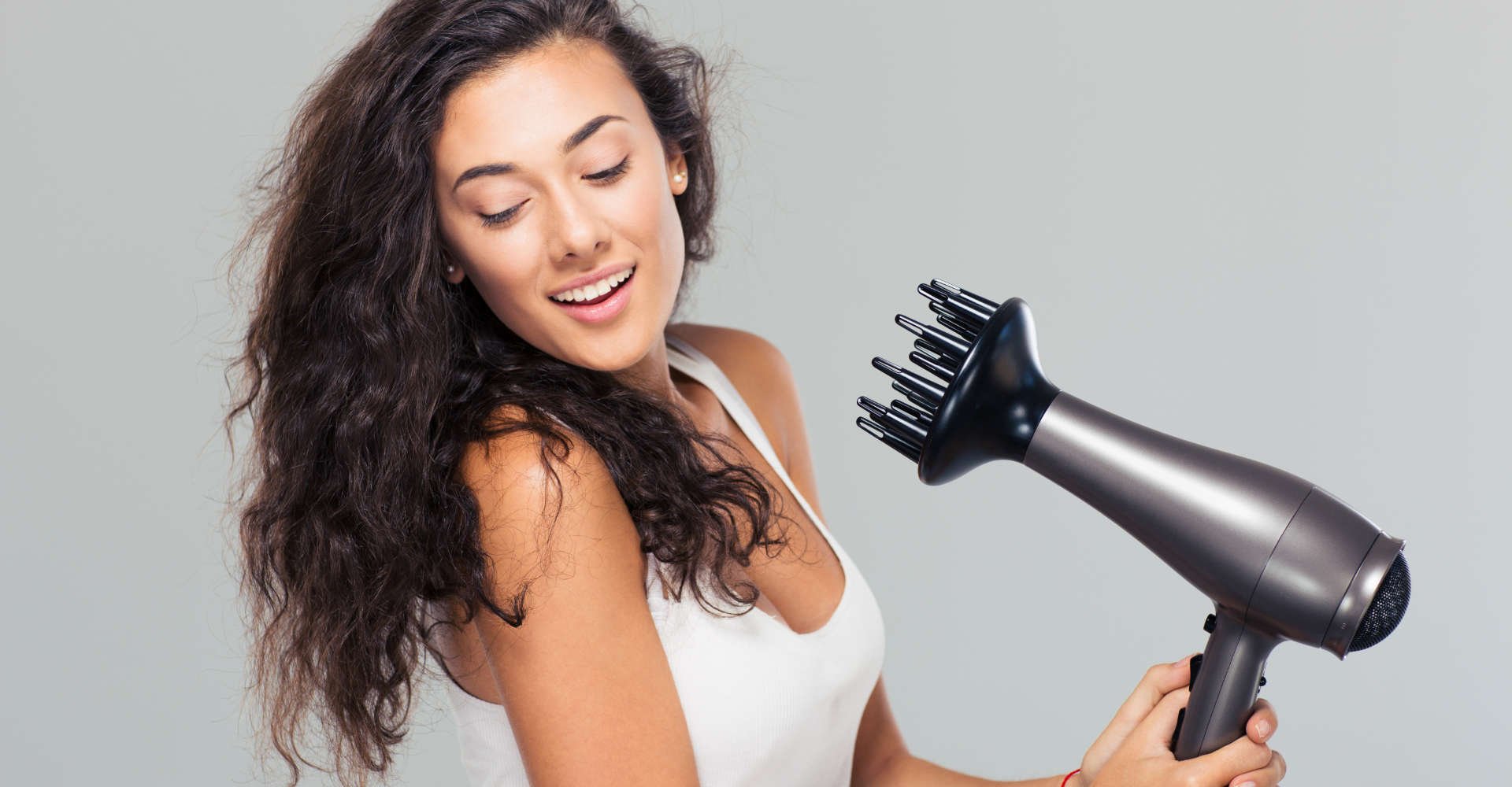 mulher segurando secador com o difusor