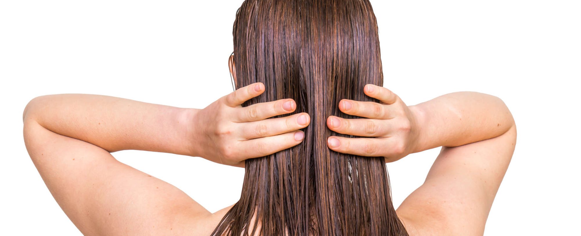 mulher retira excesso de óleo e humidade do cabelo